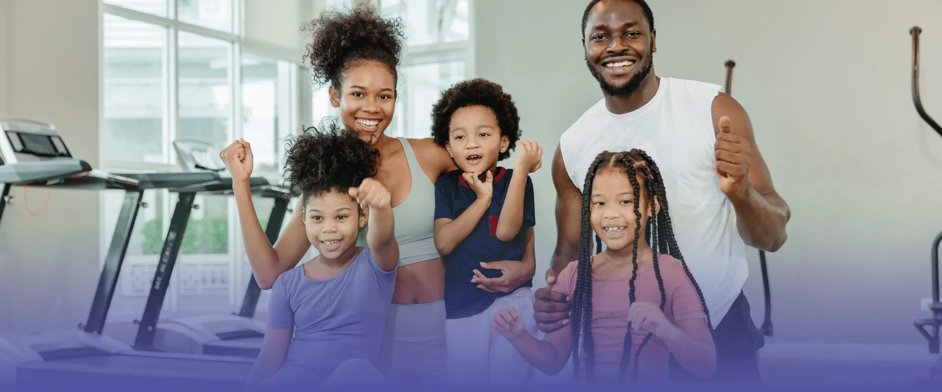 Família reunida para praticar exercícios.