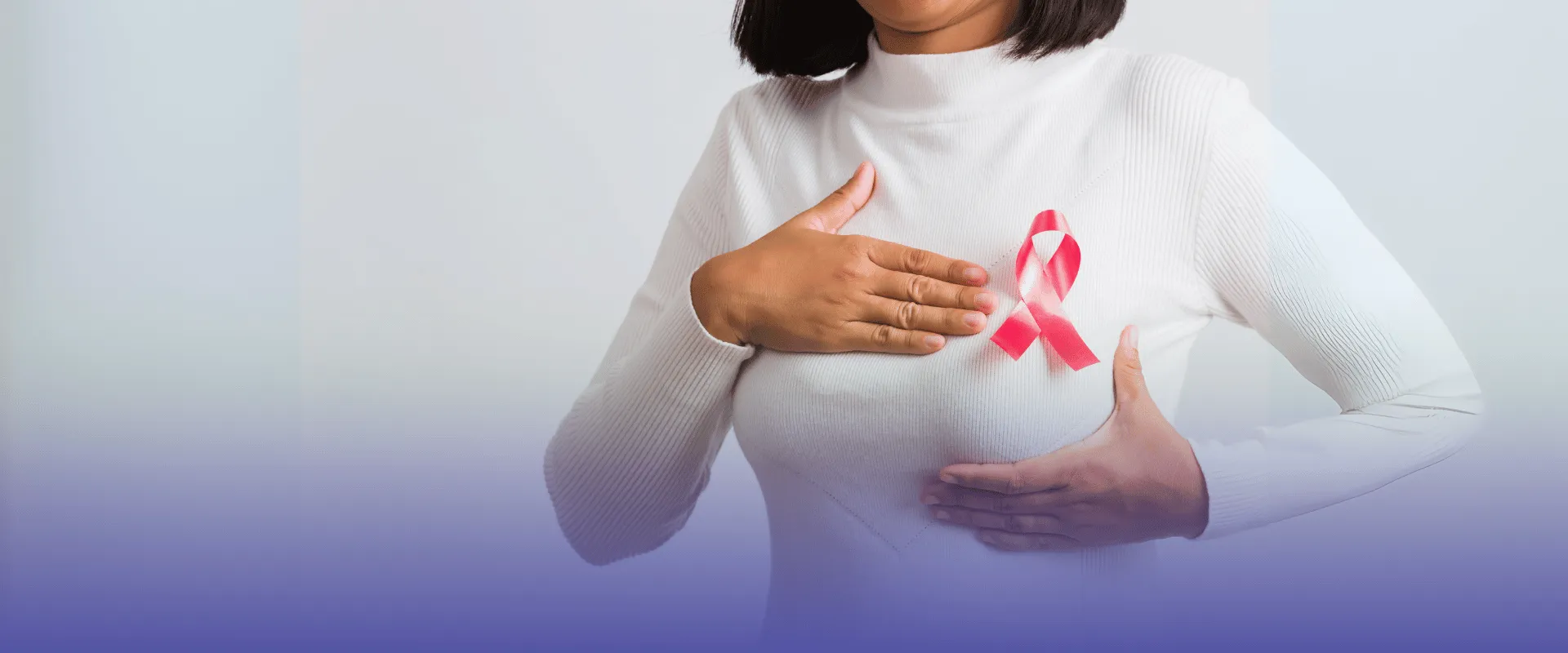 Foto de mulher com laço símbolo do Outubro Rosa
