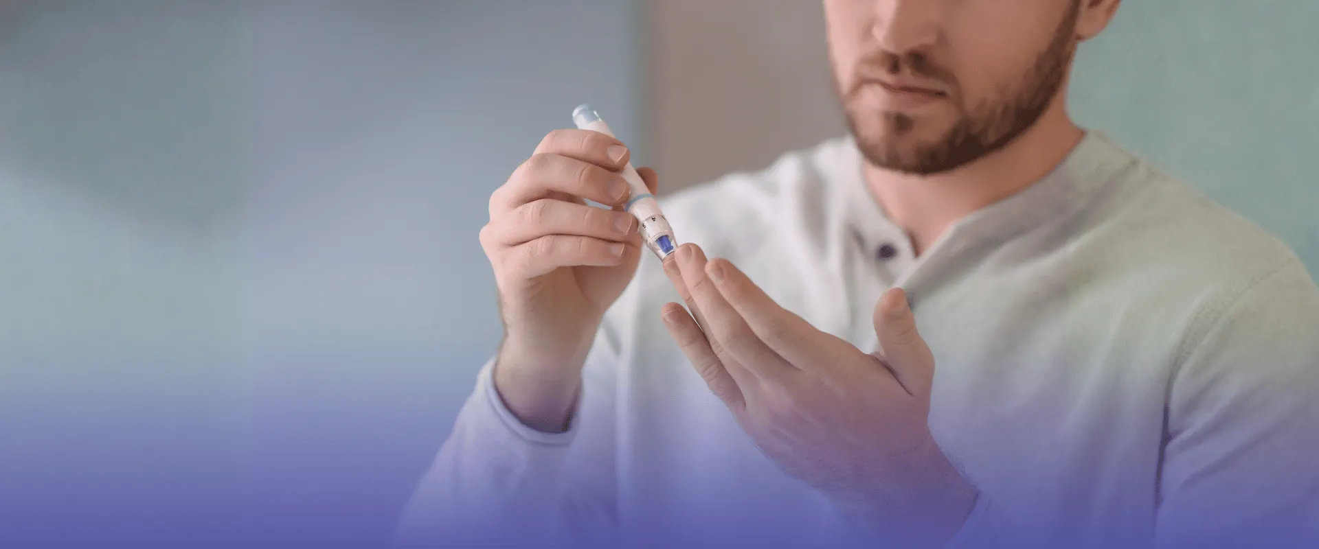 Pré-diabetes. Homem fazendo uso de caneta para medição de glicose.