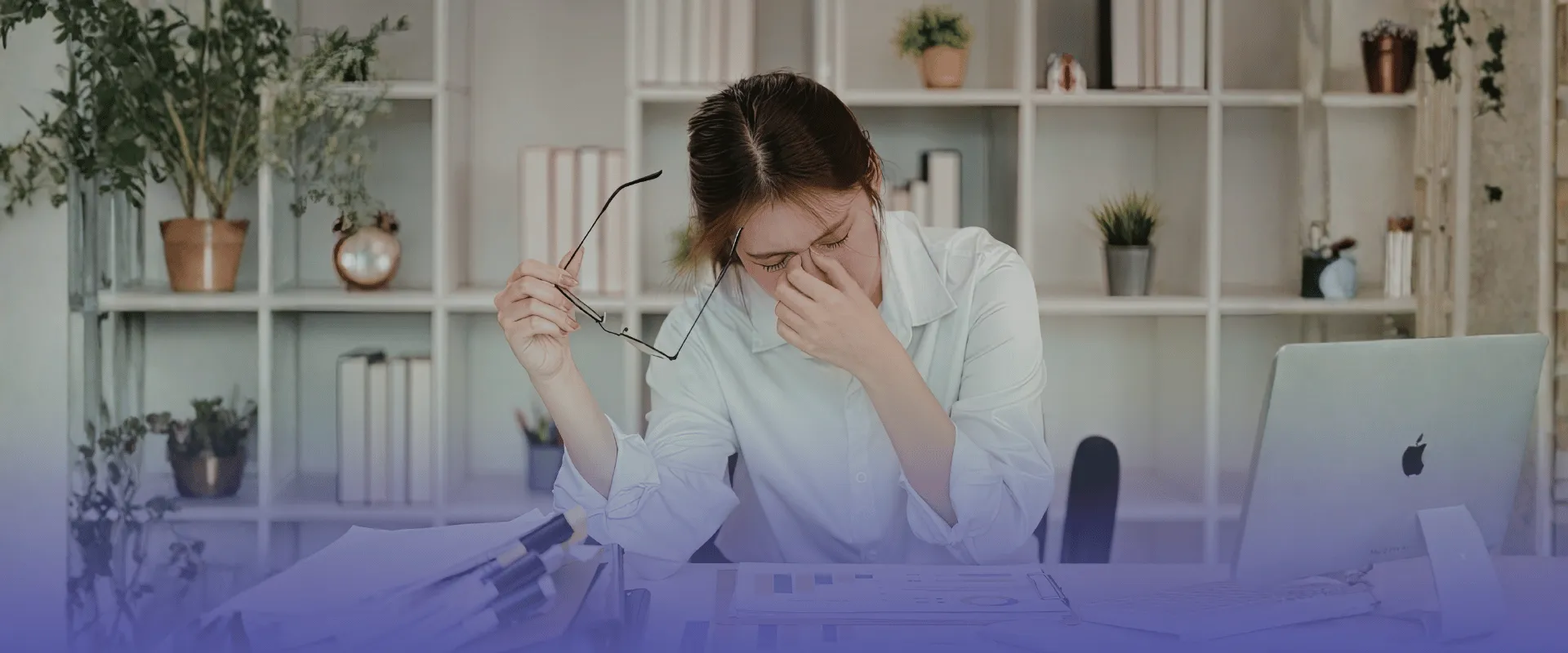 Foto de mulher cansada. Saiba reconhecer os sinais de exaustão no trabalho.