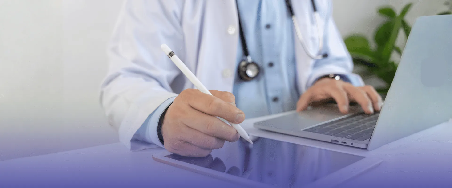 Foto de médico assinando em tablet. Descubra como funciona a receita médica digital.