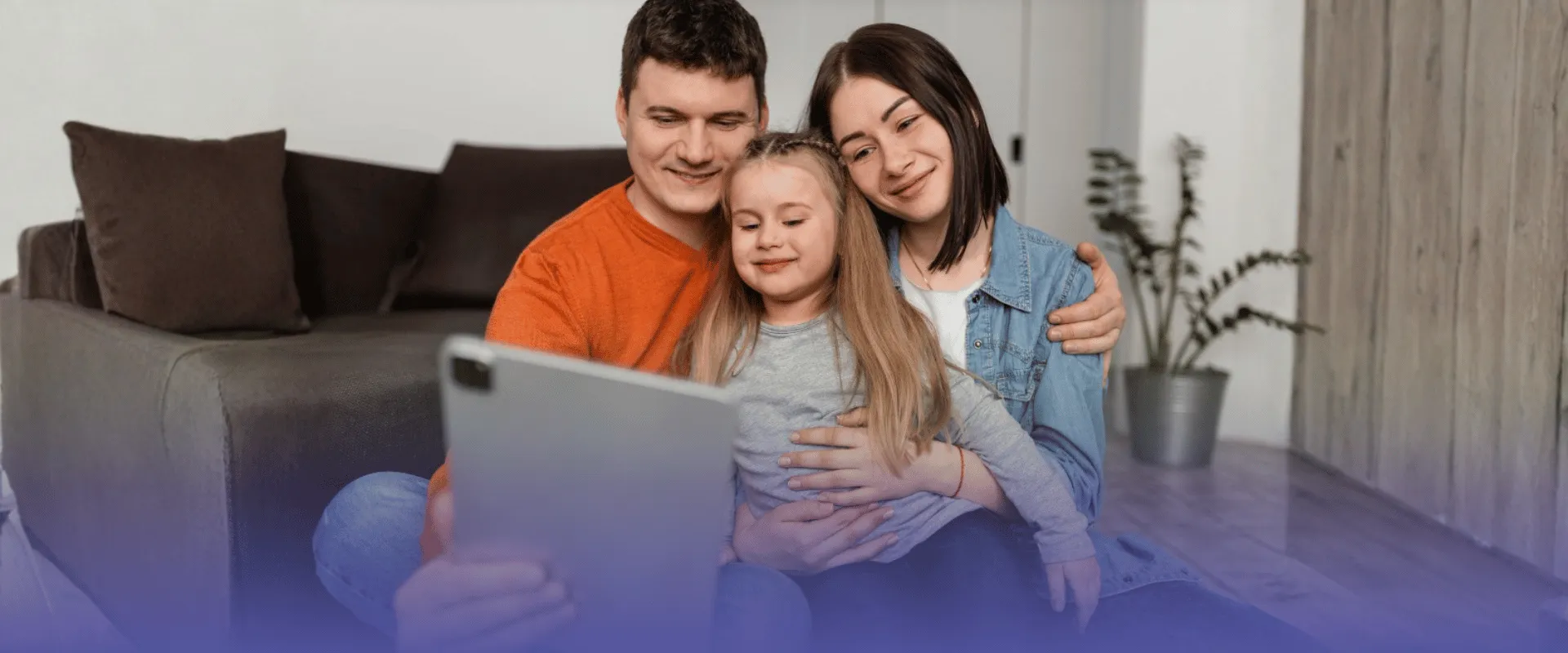 Foto ilustrativa de família realizando consulta por telemedicina.