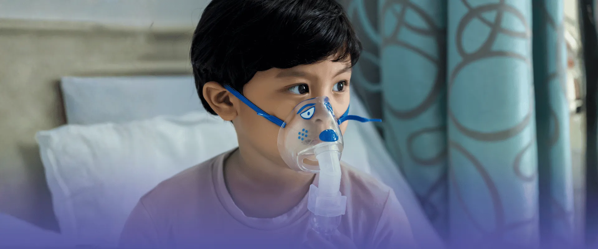 Foto ilustrativa de criança fazendo inalação. Entenda os sintomas da Vírus Sincicial Respiratório (VSR)